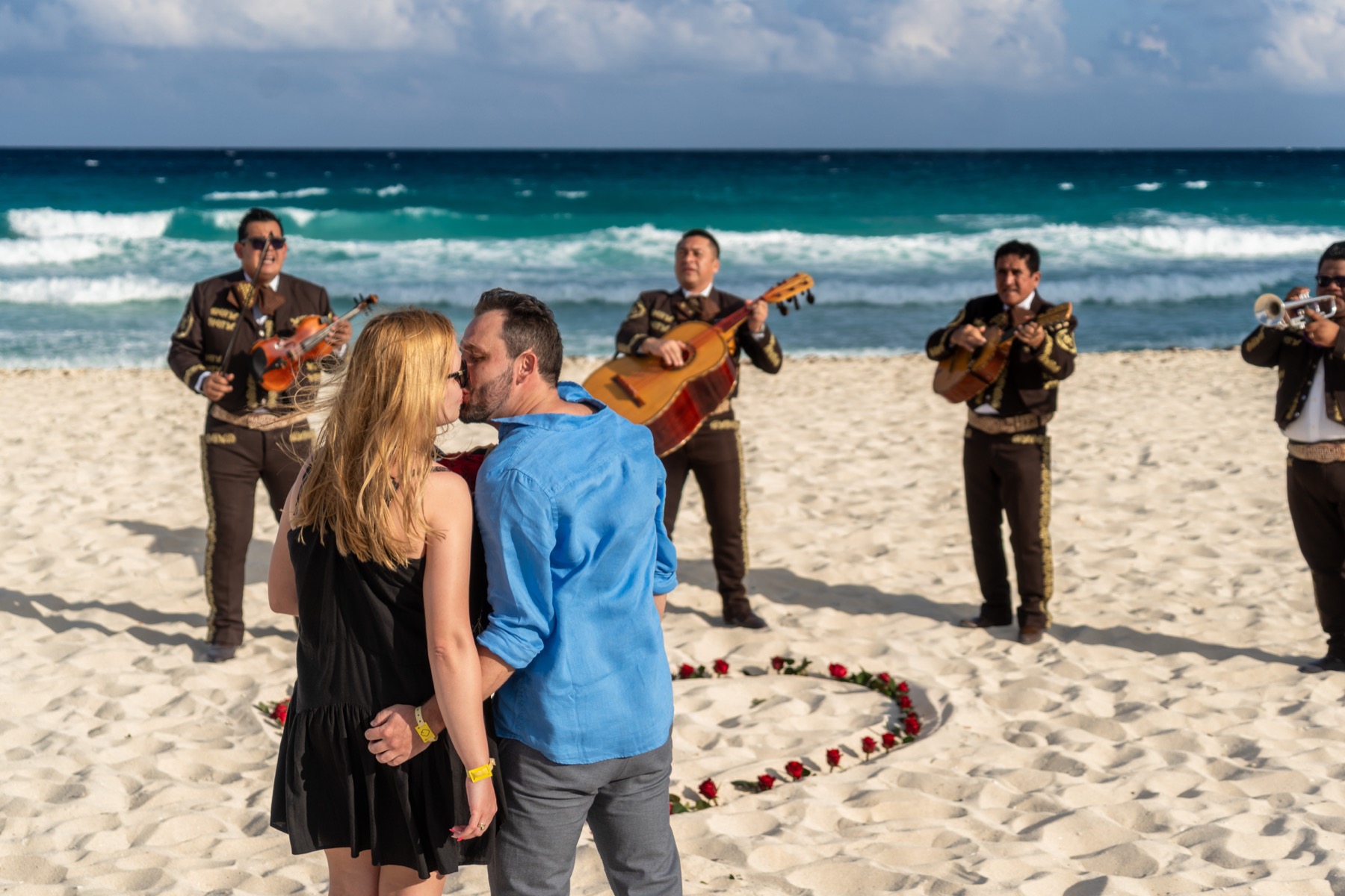 Pareja celebrando su aniversario acompañada por mariachi