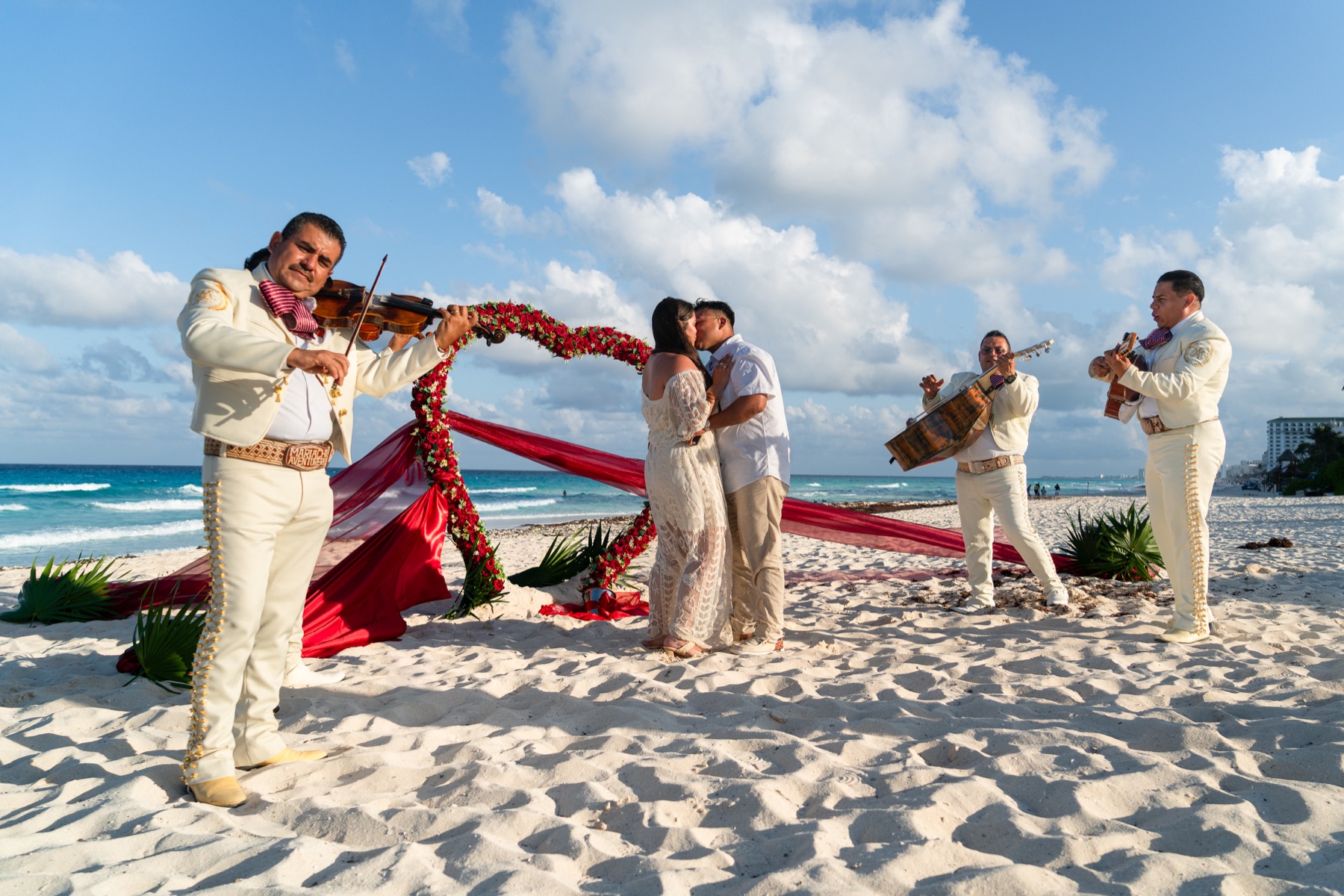 Pareja celebrando su compromiso con mariachi y decoración romántica