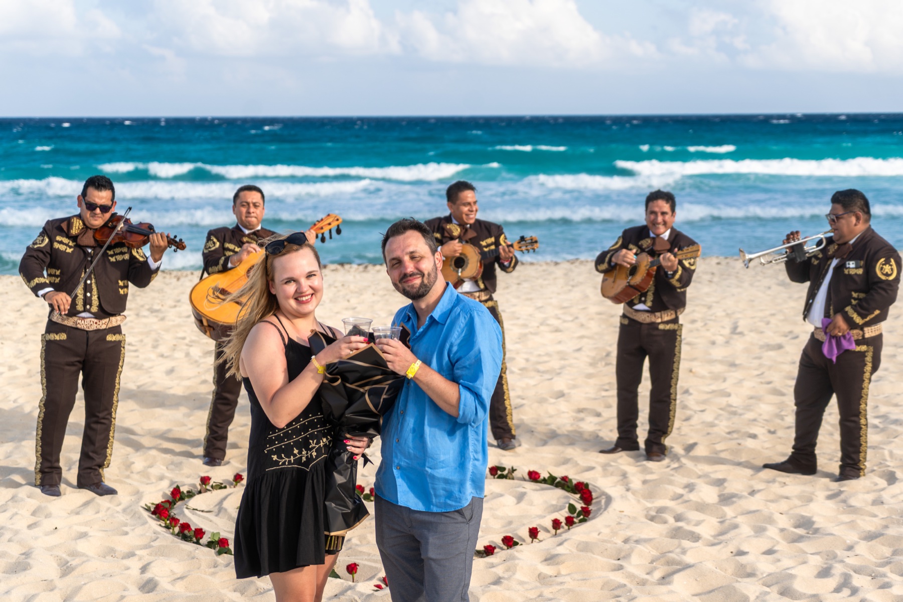Pareja celebrando un aniversario con mariachi