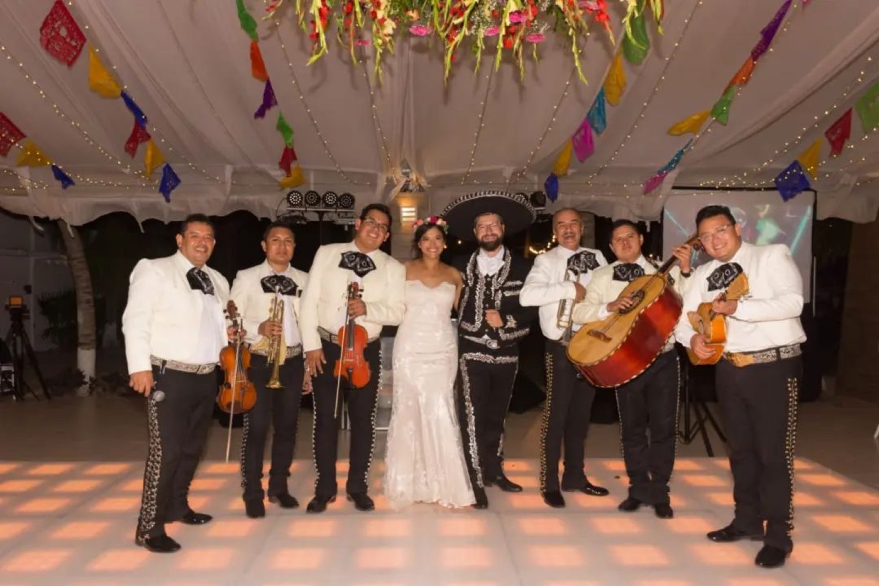 Novios acompañados por Mariachi Gran Reserva