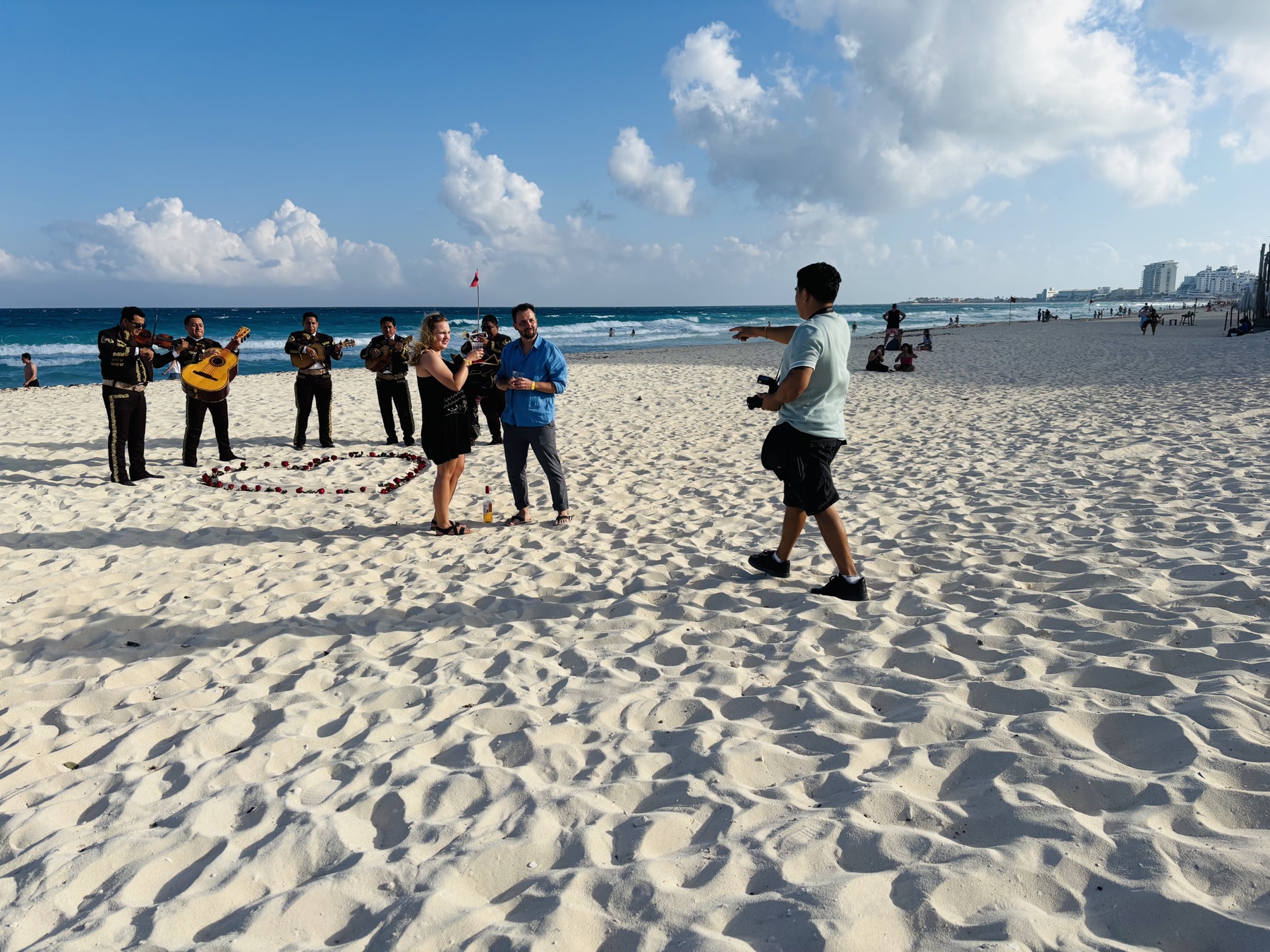 Mariachi tocando mientras se fotografía a la pareja