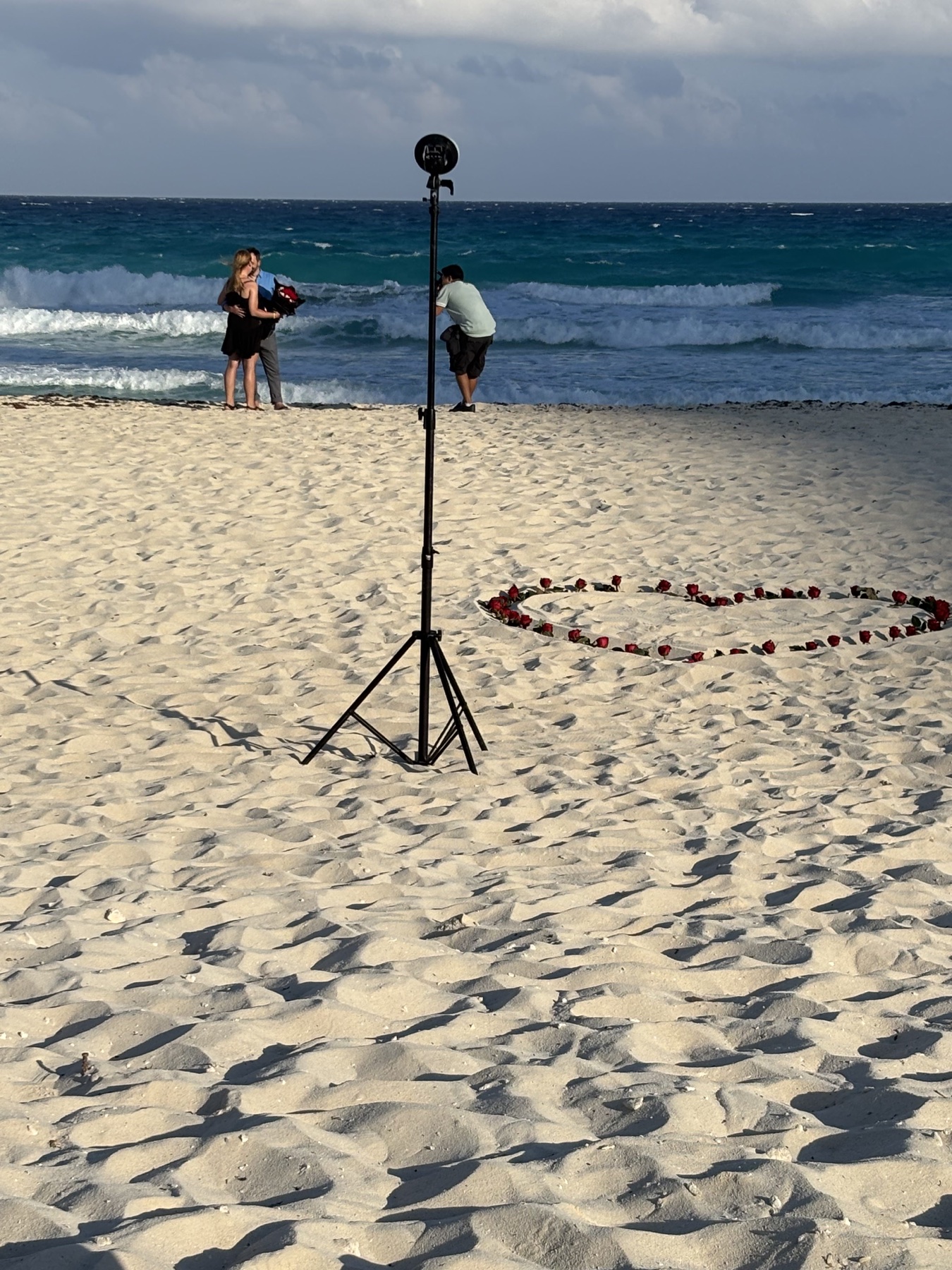 Corazón de rosas preparado en la arena antes de la propuesta