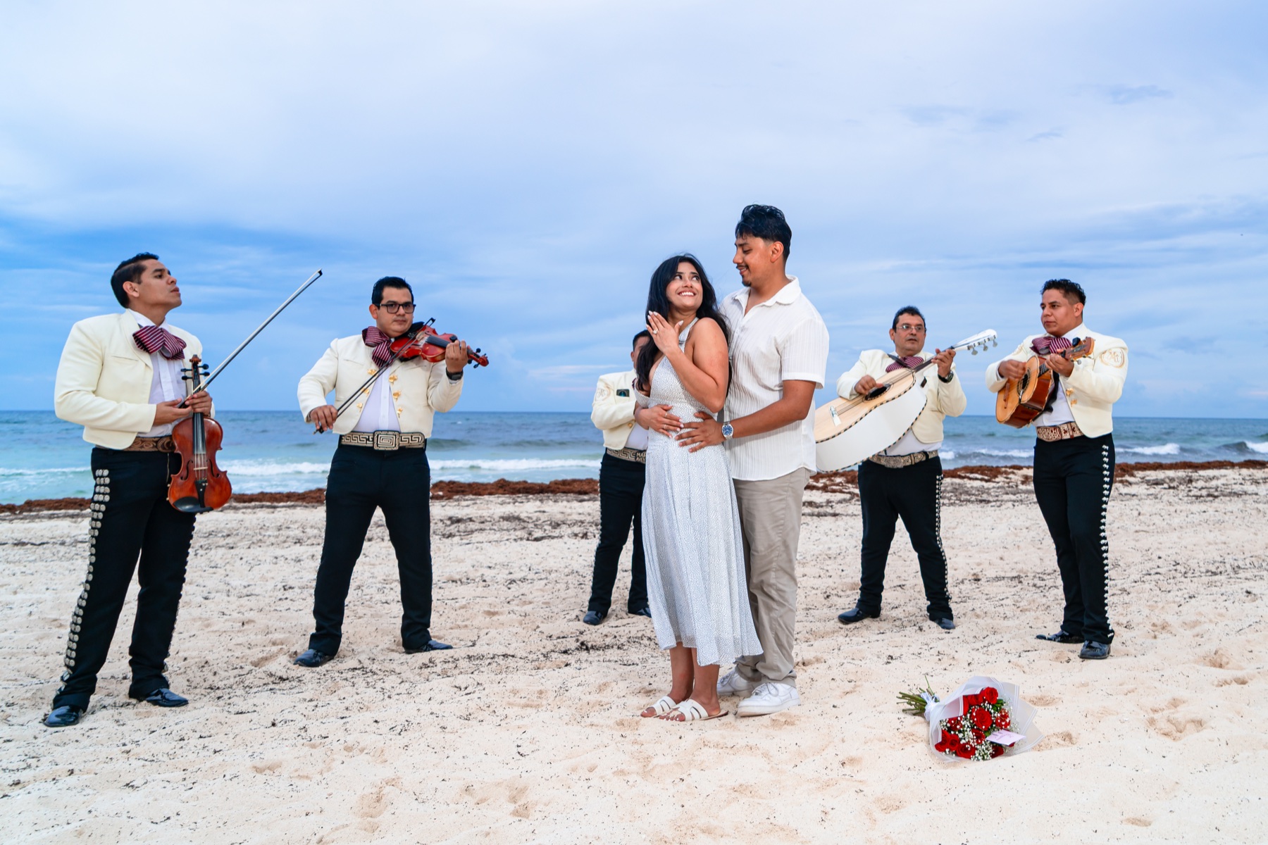 Pareja acompañada por Mariachi Gran Reserva