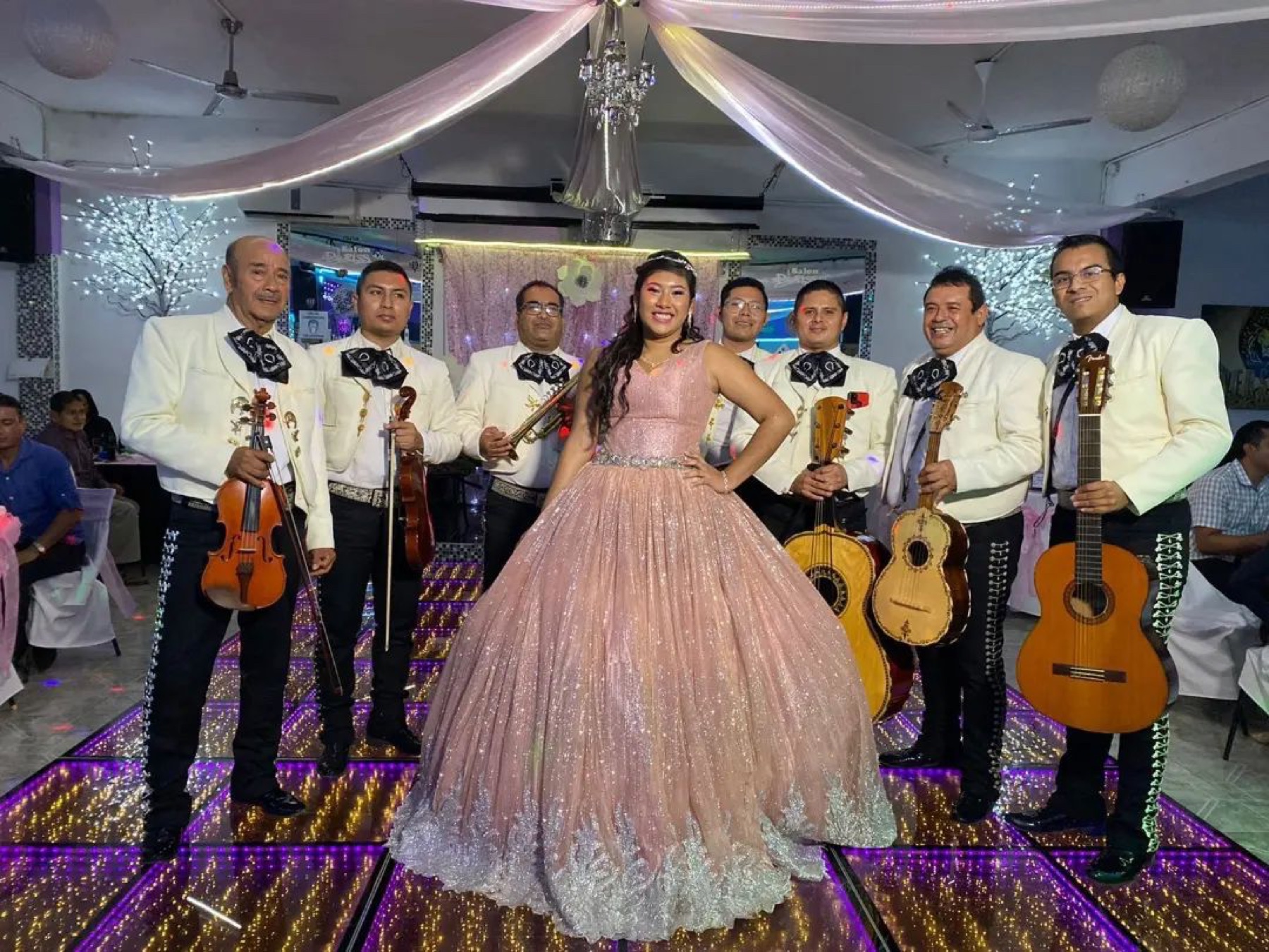Quinceañera acompañada por Mariachi Gran Reserva