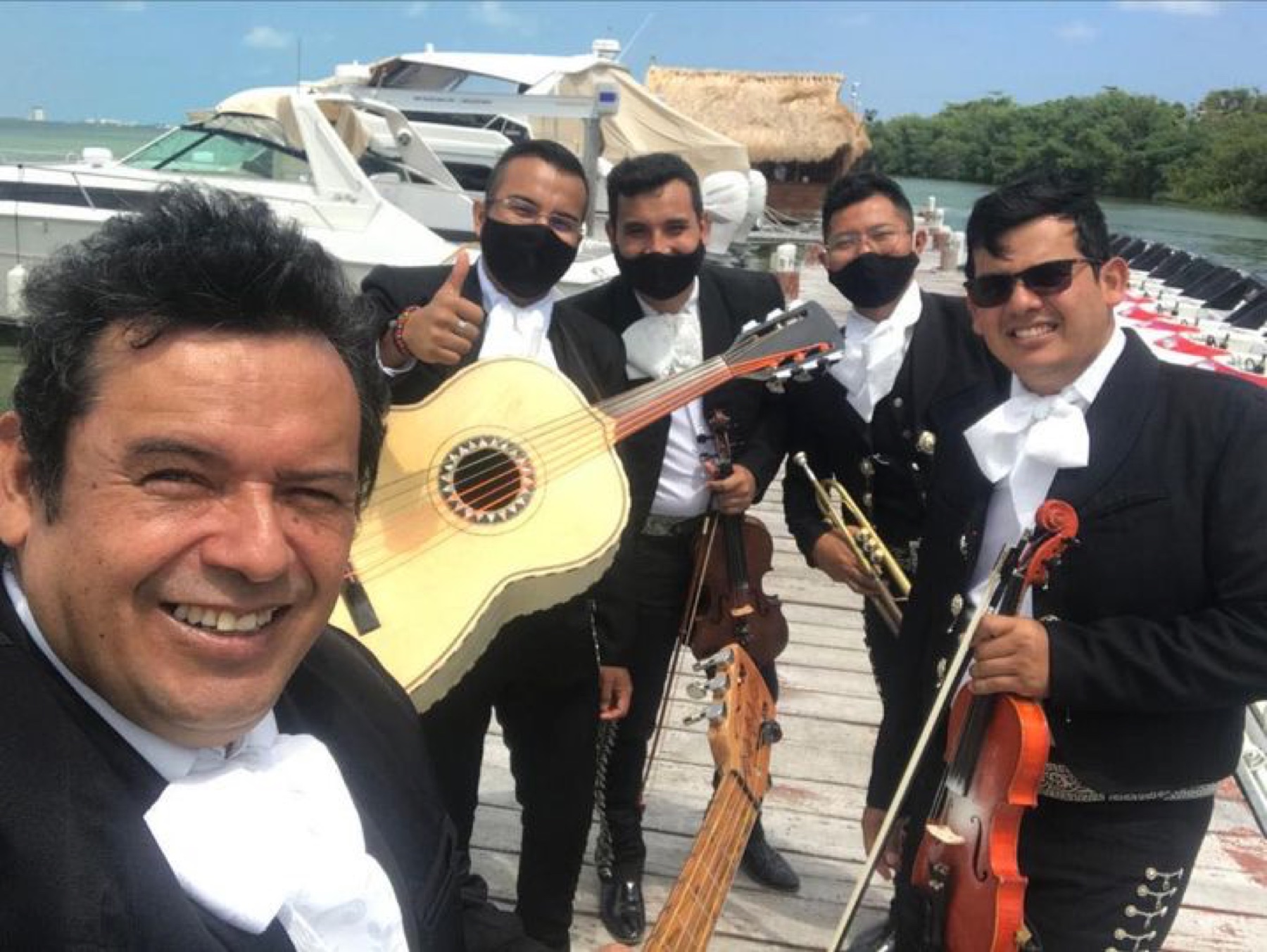 Mariachi llegando a una marina en Cancún