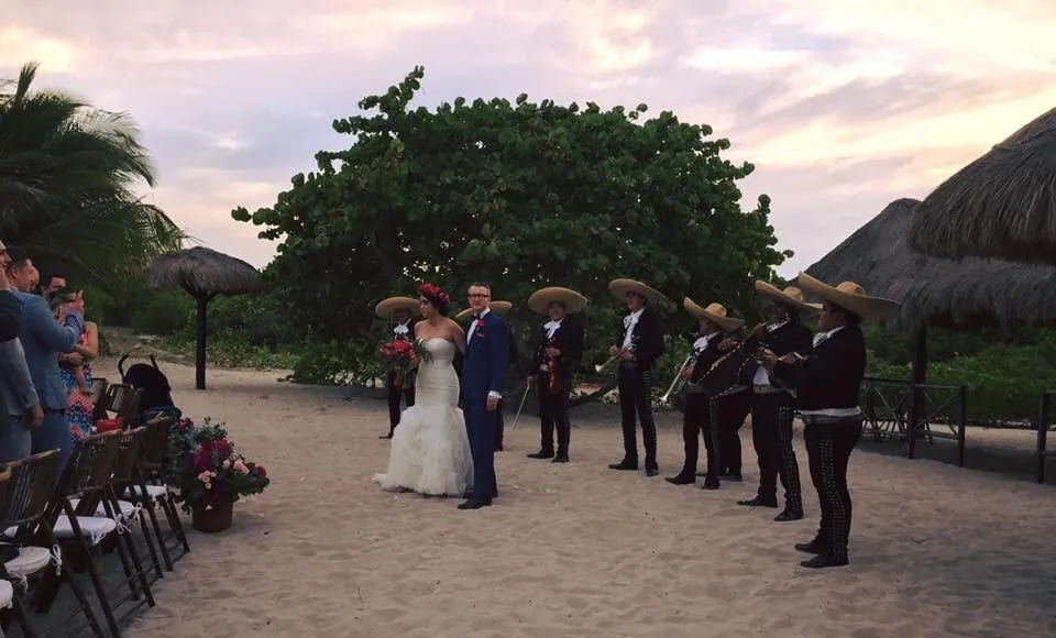Mariachi acompañando una boda frente al mar en Cancún