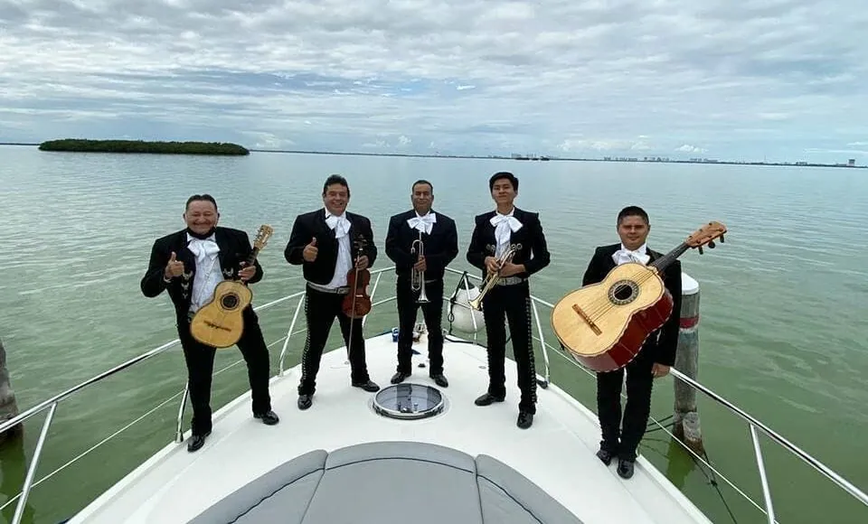 Mariachi Gran Reserva a bordo de una embarcación en Cancún